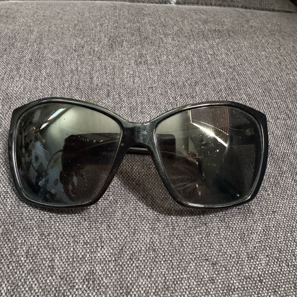 🌸SOLD🌸 CHANEL Elegant Black Sunglasses - Picture 2 of 8